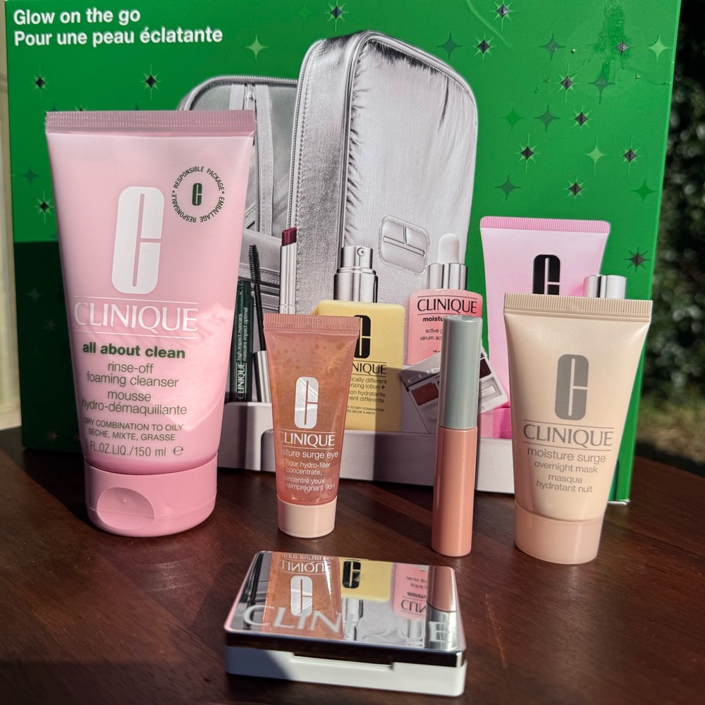 Clinique Makeup Bag Holiday Gift Set 2025